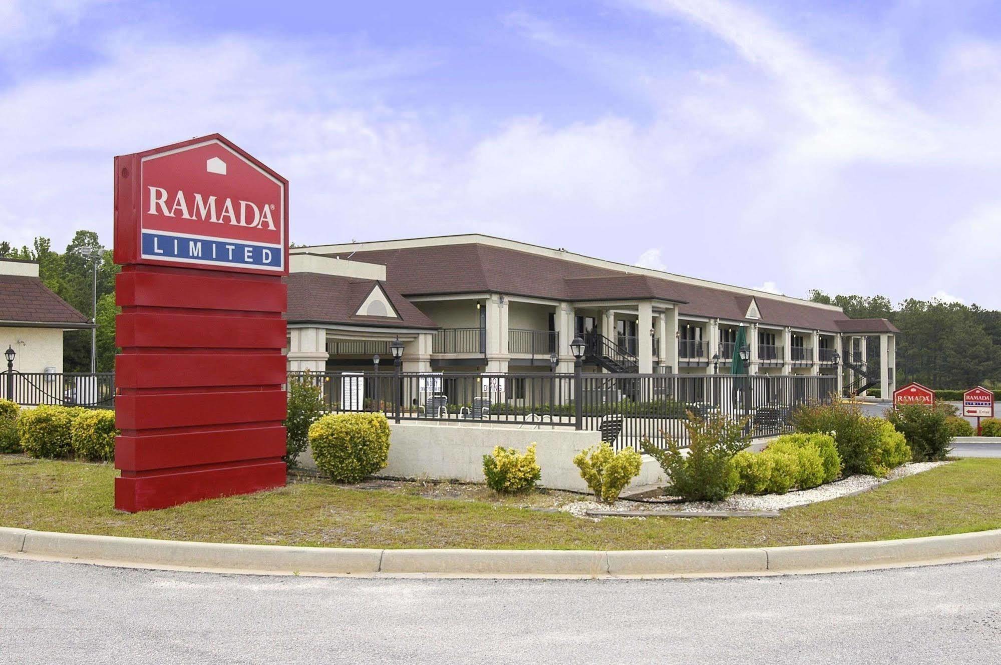 Executive Inn By Oyo Ridgeway I-77 Exterior photo